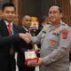 Kapolda Aceh Irjen Pol Acmad Kartiko SIK MH, menyerahkan penghargaan Peringkat I Penginputan Dokumen melalui Aplikasi EMP Tingkat Polda Aceh yang diterima Kasat Reskrim Polres Aceh Timur Iptu Adi Wahyu Nurhidayat S.Tr.K SIK, dalam Rakernis Reskrim se-Aceh di Mapolda Aceh di Banda Aceh, Selasa (20/8). Waspada/Ist.