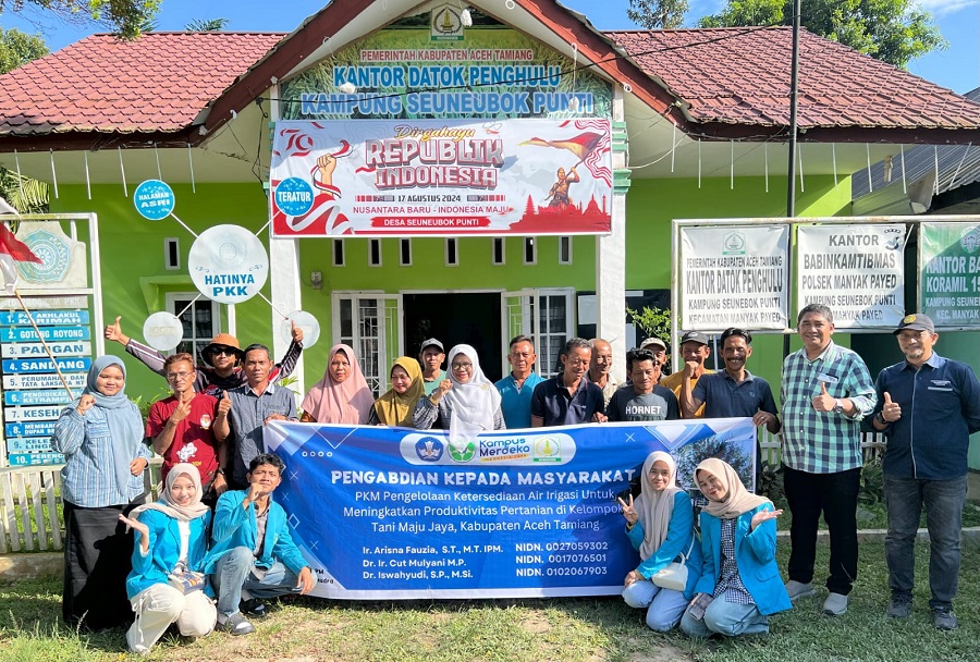 Tim Dosen Universitas Samudra saat melaksanakan kegiatan pelatihan terhadap masyarakat Desa Seunebok Punti dan Kelompok Tani Maju Jaya untuk mendukung ketersediaan air irigasi pada sawah masyarakat di Kantor Desa Seunebok Punti, Kecamatan Manyak Payed, Kabupaten Aceh Tamiang, Kamis (22/8). Waspada/ist