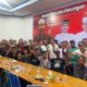 Setelah meninggalkan pasangan Ismail-Nazar Mahmud (IMAM), Kamis (22/8), kini relawan Asoe Lhok mendeklarasikan dukungannya kepada bakal calon Wali Kota dan Wakil Wali Kota Lhokseumawe Dr. Sayuti Abubakar, S.H., MH dan Husaini Pom. Waspada/Zainuddin. Abdullah