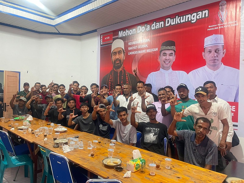 Setelah meninggalkan pasangan Ismail-Nazar Mahmud (IMAM), Kamis (22/8), kini relawan Asoe Lhok mendeklarasikan dukungannya kepada bakal calon Wali Kota dan Wakil Wali Kota Lhokseumawe Dr. Sayuti Abubakar, S.H., MH dan Husaini Pom. Waspada/Zainuddin. Abdullah