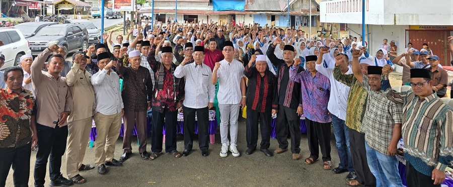 Gus Irawan dan masyarakat Tapsel. Keselarasan program Presiden, Gubernur dan Bupati sangat penting untuk mewujudkan Tapsel Kembali Bangkit. (Waspada/Ist)