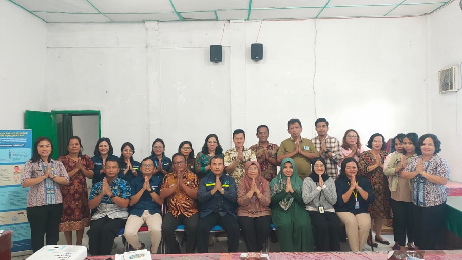 Foto bersama usai rapat pematangan persiapan uji coba Vision Center Puskesmas Tandang Buhit di Kantor Dinas Kesehatan, Balige, Kamis (22/8). Waspada/Ist
