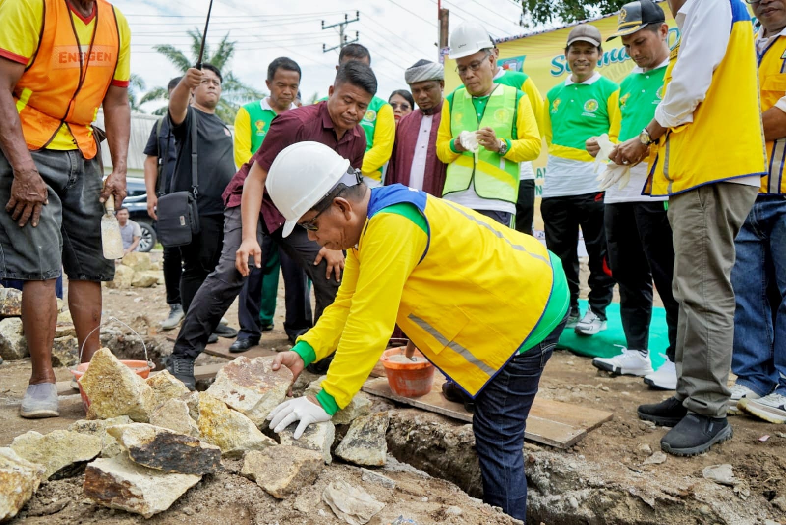 Bupati Simalungun RHS saat melakukan peletakan batu pertama pembangunan gedung FKUB Simalungun, di lokasi Perumnas Batu VI Jln Asahan Km 6 Kec. Siantar, Simalungun, Rabu (7/8).(Waspada/ist).