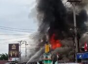 Empat Rumah Gandeng Di Simpang Kanan Ludes Terbakar