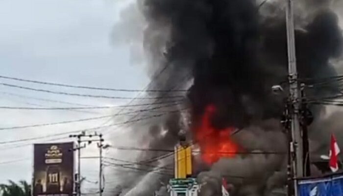Empat Rumah Gandeng Di Simpang Kanan Ludes Terbakar