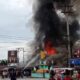 Terlihat asap dan kobaran api membumbung tinggi ke langit, mobil pemadam kebaran yang tiba di lokasi lebih awal berusaha mengisolasi api yang dikhawatirkan menjalar ke rumah lainnya yang berada di sebelah. WASPADA/Ist
