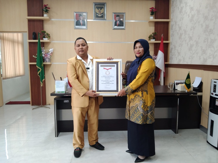 Ketua PA Sibuhuan, Bainar Ritonga, S.Ag, MH menerima piagam penghargaan dari Himpunan Ahli Hukum Indonesia, atau lebih akrab dikenal dengan Mahkamah keadilan.(Waspada/Idaham Butar Butar)