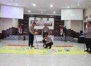 Polisi mengamati dan mempelajari tata cara pengamanan Pilkada 2024 melalui Tactical Floor Game (TFG) di Mapolres Aceh Timur di Idi, Kamis (22/8). Waspada/Muhammad Ishak