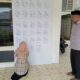 Komisioner Panwaslih Aceh Utara, Faisal Anwar, MA sedang memperhatikan petugas Pokja Pembentukan Panwascam, menempelkan Pengumuman Hasil Tes Ujian Tulis Sistem CAT di Gedung Kantor Panwaslih Aceh Utara Jalan Banda Aceh-Medan kawasan Syamtalira Aron, Aceh Utara, Rabu (7/8). Waspada/Zainal Abidin