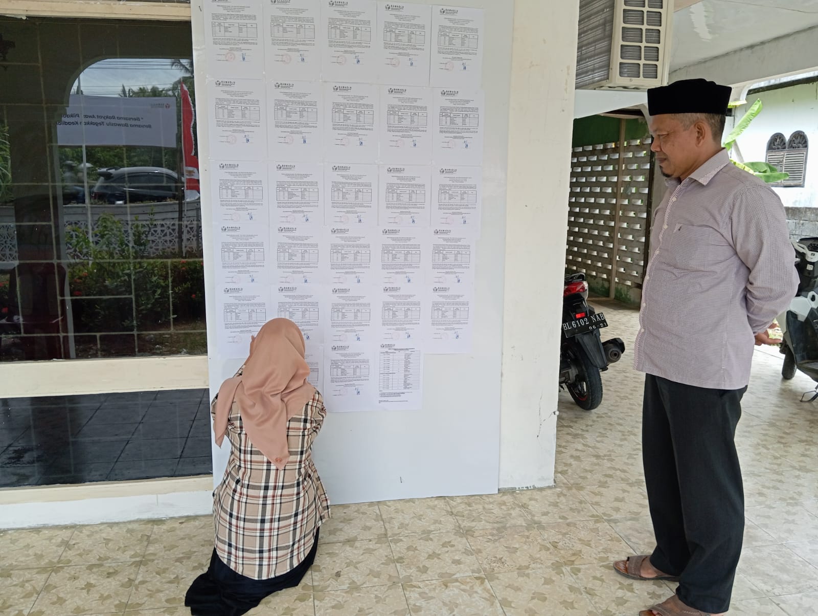 Komisioner Panwaslih Aceh Utara, Faisal Anwar, MA sedang memperhatikan petugas Pokja Pembentukan Panwascam, menempelkan Pengumuman Hasil Tes Ujian Tulis Sistem CAT di Gedung Kantor Panwaslih Aceh Utara Jalan Banda Aceh-Medan kawasan Syamtalira Aron, Aceh Utara, Rabu (7/8). Waspada/Zainal Abidin