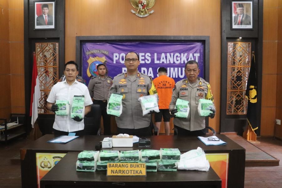 Kapolres Langkat AKBP David Triyo Prasojo, SH, SIK M.Si, melakukan press release  kasus tindak Pidana Narkotika di wilayah hukum Polres Langkat di Aula Wirasatya Polres Langkat, Jum'at (23/08/2024). Waspada/ist