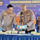 Kapolres Pidie AKBP Jaka Mulyana didampingi Wakapolres Kompol Misyanto, Kasi Humas AKP Anwar, dan Kasat Narkoba Iptu Iskandar memegang BB sabu seberat 5,9 kg, Jumat (23/8) sore. Waspada/Muhammad Riza