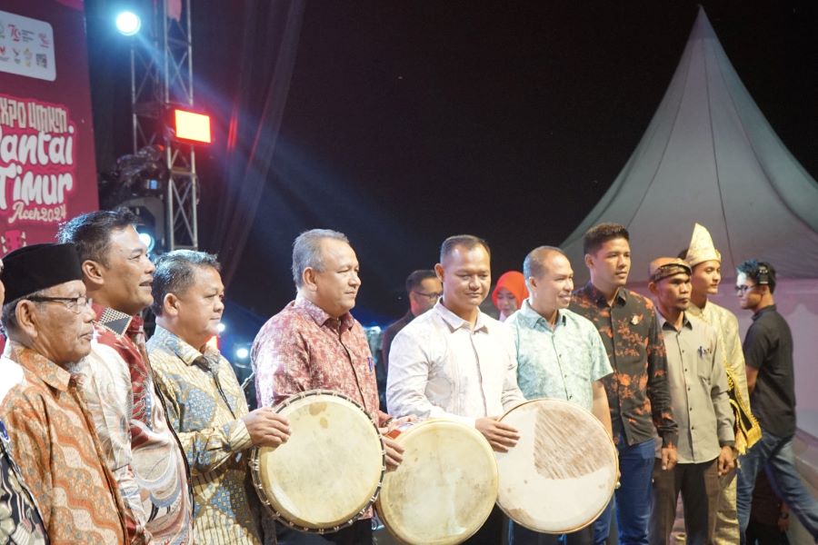 Plh Kepala Dinas Koperasi dan UKM Aceh,Ir Saiful Bahri,MM dan pj Bupati Aceh Tamiang, Drs Asra beserta perwakilan unsur terkait lainnya foto bersama seusai pembukaan kegiatan Expo Pantai Timur 2024, Jumat (23/8) malam di lapangan olahraga Aceh Tamiang.(Waspada/Yusri).