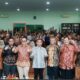 General Manager PT.Socfindo Erikson Ginting, Group Manger 2 Ismail Adrian, Group Manager SSPL Indra Syahputra, Kadis Nakerkop Sergai Ikhsan AP, Muspika Dolok Masihul bersama karyawan penerima Jubilaris, Jumat (23/8) kemarin di aula SSPL PT.Socfindo Bangun Bandar di Desa Martebing Kec.Sei Rampah.(Waspada/Ist)