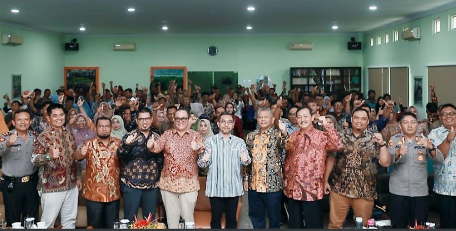 General Manager PT.Socfindo Erikson Ginting, Group Manger 2 Ismail Adrian, Group Manager SSPL Indra Syahputra, Kadis Nakerkop Sergai Ikhsan AP, Muspika Dolok Masihul bersama karyawan penerima Jubilaris, Jumat (23/8) kemarin di aula SSPL PT.Socfindo Bangun Bandar di Desa Martebing Kec.Sei Rampah.(Waspada/Ist)