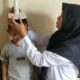 Petugas posyandu melakukan pengukuran kepada balita dan baduta (anak usia bawah dua tahun) saat intervensi serentak penurunan stunting di Aceh Besar beberapa waktu lalu. (Waspada/Ist)