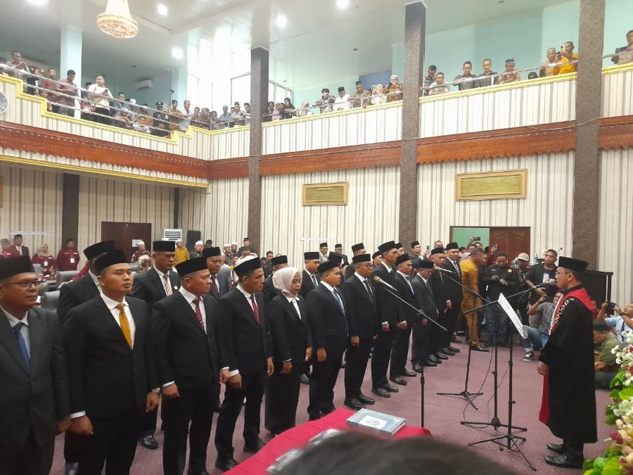 Prosesi pelantikan dan pengambilan sumpah 25 anggota DPRK Aceh Singkil oleh Ketua PN Singkil Yovi Wijaya, disaksikan ratusan masyarakat, di Aula Paripurna Gedung DPRK Aceh Singkil, Senin (19/8) kemarin.Waspada/Ist
