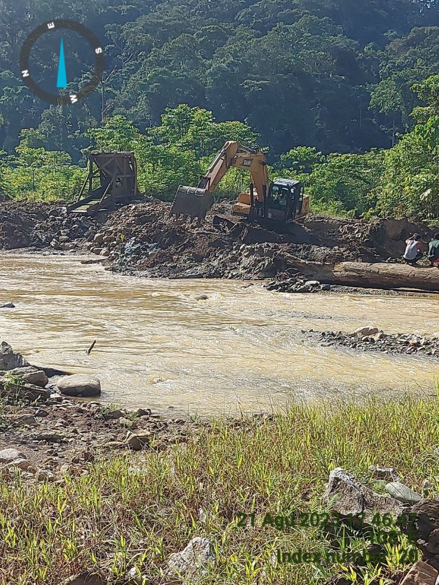 Alat berat jenis ekskavator milik oknum yang di duga melakukan aktivitas PETI di Desa Aek Nabara. (Waspada/ist).
