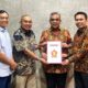 Sekjen DPP Partai Gerindra, H Ahmad Muzani, menyerahkan berkas B1KWK kepada Dr H Anton Ahmad Saragih (2 kiri) dan Benny Gusman Sinaga (kanan) disaksikan JR Saragih (kiri).(Waspada/ist)