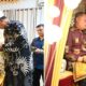 Ketua MPU Aceh Besar Tgk H Nasruddin M peusijuek Kapolres Aceh Besar, AKBP Sujoko, SIK, MH dan Ketua Pengadilan Negeri Jantho, Fadhli SH dalam acara malam penyambutan di Meuligoe Bupati Aceh Besar, di Kota Jantho, Sabtu (3/8) malam. (Waspada/Ist)