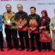 Seorang warga Pematangsiantar dr. Farida Y Lumbantobing pose bersama Ketua Umum PMI Jusuf Kalla (enam kanan) dan lainnya saat menerima penghargaan Satyalencana Kebaktian Sosial dari Presiden RI Joko Widodo melalui Wapres Ma’ruf Amin di Hotel Sahid, Jakarta, Senin (5/8), karena telah mendonorkan darahnya sebanyak 100 kali secara sukarela.(Waspada-Ist).