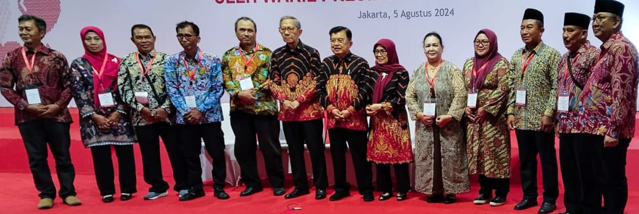 Seorang warga Pematangsiantar dr. Farida Y Lumbantobing pose bersama Ketua Umum PMI Jusuf Kalla (enam kanan) dan lainnya saat menerima penghargaan Satyalencana Kebaktian Sosial dari Presiden RI Joko Widodo melalui Wapres Ma’ruf Amin di Hotel Sahid, Jakarta, Senin (5/8), karena telah mendonorkan darahnya sebanyak 100 kali secara sukarela.(Waspada-Ist).