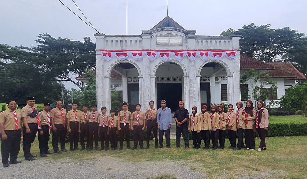 Pramuka Penggalang dari Kwarcab Aceh Tamiang saat berkunjung kelokasi Instana Karang, Kecamatan Karang Baru pada Sabtu (4/8) kemarin.(Waspada/Yusri).