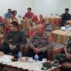 PS Kasubbag Dal Ops AKP BR Simanjuntak (tiga kanan depan) mewakili Kapolres AKBP Yogen Heroes Baruno turut menghadiri undangan KPU yang menggelar Rakor pendaftaran Bapaslon wali kota dan wakil wali kota Pematangsiantar 2024 di lantai satu Convention Hall Siantar Hotel, Jl. WR. Supratman, Sabtu (24/8).(Waspada-Ist).