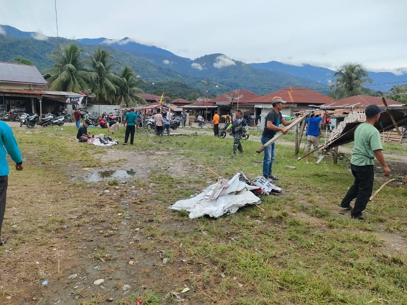 Saat gotong royong massal oleh Aparatur Sipil Negara (ASN) dan masyarakat Aceh Tenggara. Waspada/Seh Muhammad Amin