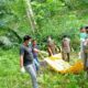 Polisi sedang mengevakuasi mayat korban yang telah membusuk di lokasi perkebunan sawit di Kecamatan Suro, Minggu (25/8). WASPADA/Ist