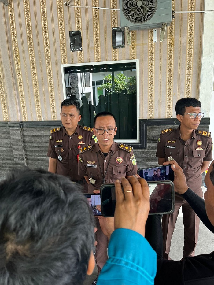 Kasi Intelijen Sahbana Surbakti, SH saat memberikan keterangan terhadap wartawan di Kantor Kejari Labusel, Senin (26/8/2024). Waspada/Deni Daulay