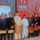 Calon Bupati dan Wakil Bupati Aceh Tamiang, Armia Fahmi - Ismail memakai pakaian telok belanga pada deklarasi Dewan Pimpinan Pusat (DPP) Partai Aceh (PA) di Taman Ratu Safiatuddin, Banda Aceh, Minggu (25/8) kemarin. (Waspada/ist).