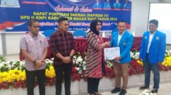 DPD KNPI Nagan Raya memberikan penghargaan kepada Pj Bupati Nagan Raya dalam Rapimda di Grand Nagan, Minggu (4/8).Waspada/Muji Burrahman)