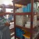 Tenaga Kesehatan RSUD Aceh Singkil menunjukan masa berlaku pemakaian obat-obatan yang tersimpan di Gudang Famasi RSUD Aceh Singkil, Jumat (9/8/2024). WASPADA/Ariefh