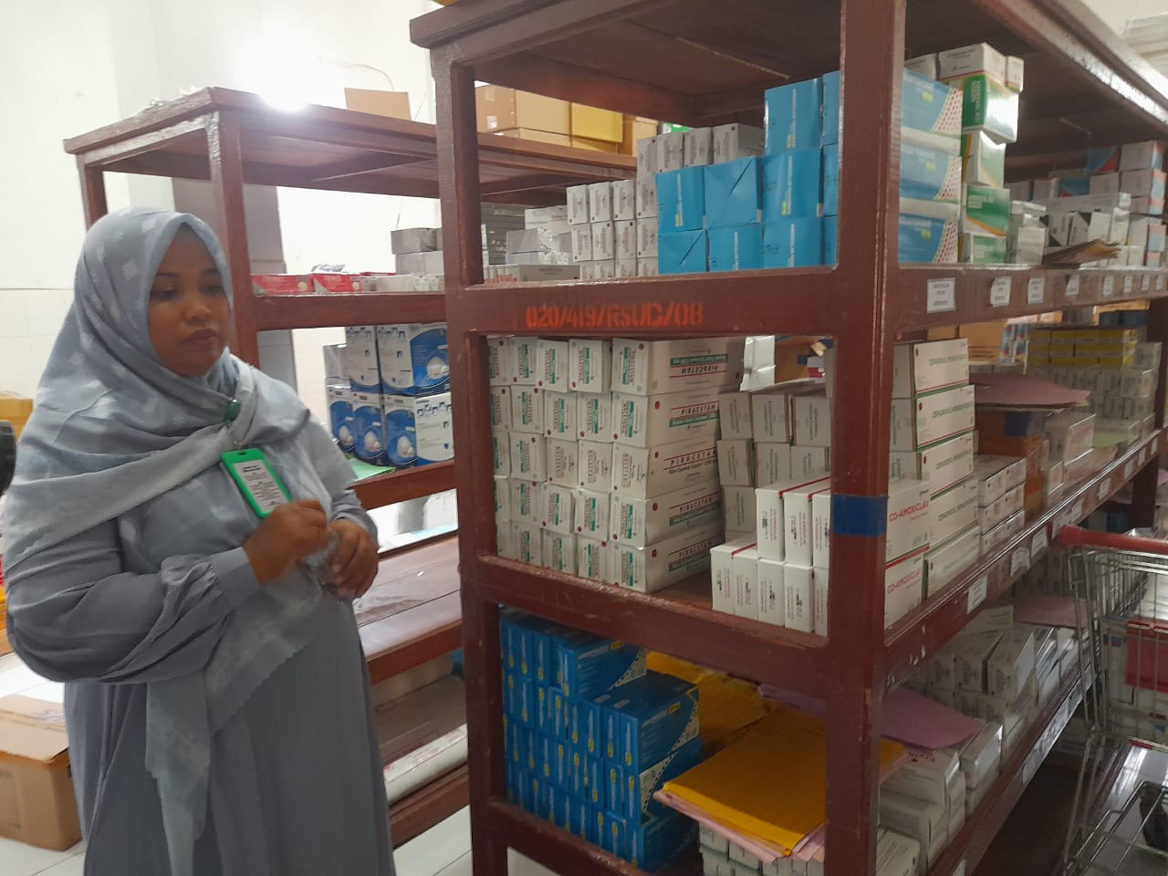 Tenaga Kesehatan RSUD Aceh Singkil menunjukan masa berlaku pemakaian obat-obatan yang tersimpan di Gudang Famasi RSUD Aceh Singkil, Jumat (9/8/2024). WASPADA/Ariefh