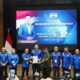 Sofyan Nasution saat menerima B1-KWK Partai Demokrat dari Ketum AHY disaksikan Ketua DPD Demokrat Sumut Lokot Nasution dan Ketua DPC Demokrat Deliserdang Anita Lubis. (Waspada/ist).
