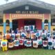 Para siswa SD Negri Buloh memperlihatkan hasil kerajinan membatik saat foto bersama di depan sekolahnya dengan guru dan tim Pengabdian Masyarakat dari Unsam. (Waspada/ Ibnu Sa'dan)