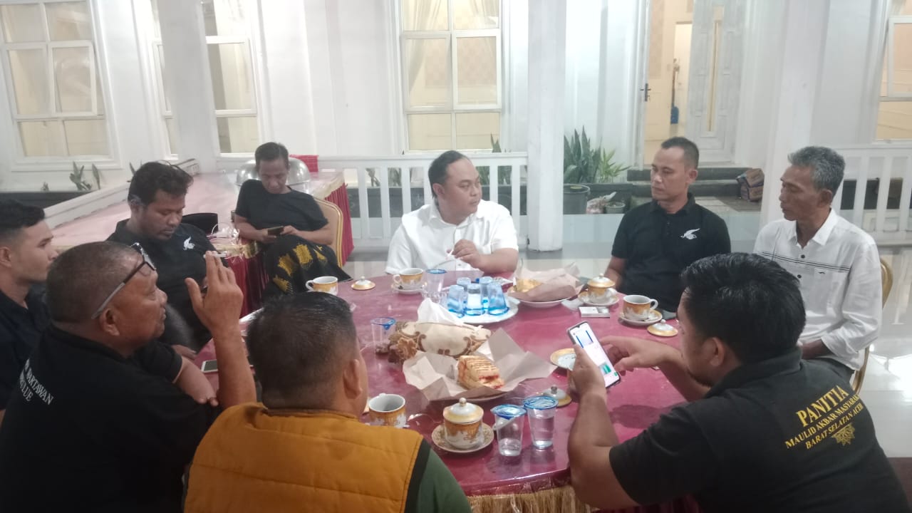 Empat dari kanan Pj. Bupati Simeulue Teuku Reza Fahlevi kemeja putih ngobrol santai. Jumat (9/8) malam. Waspada/Rahmad