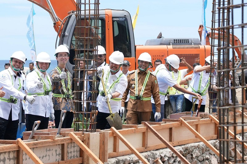 Menteri KKP, Sakti Wahyu Trenggono didampingi dari perwakilan Pemerintah Jepang/JICA melakukan pengecoran pondasi tanda dimulainya prmbangunan SKPT di Ie Meuler Sabsng (Waspada/T. Zakaria)