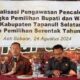 Mantan Ketua KPU Sumut Herdensi, S.Sos, MSP didampingi Kordiv HP2H Bawaslu Tapsel, Vernando Maruli Aruan, ST, memberikan pemahaman tata cara pengawasan pencalonan dalam sosialisasi yang digelar Bawaslu Tapsel, 24 Agustus 2024.Waspada/ist.