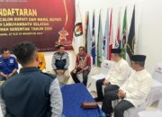 Pasangan bakal calon bupati-wakil bupati, H. Muhammad Gandhi Faisal Siregar, SE dan Drs. Naga Parlaungan Lubis, MPd saat mendaftarkan diri di Kantor KPU Kab. Labusel, Selasa (27/8/2024). Waspada/Deni Daulay