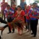 CALON Bupati Rimso Maruli Tua Sinaga (kiri) didampingi istri dan Calon Wakil Bupati Barita Sihite (kanan) didampingi istri disambut KPU Dairi dengan Tarian Era Era Pakpak  Selasa (27/8).Waspada/Kartolo Munte