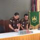 Kasi Pidsus Kejari Labusel, Frans Afandi, SH saat menerima uang pengganti dari terdakwa kasus dugaan korupsi pembangunan Puskesmas Aek Batu Tahun Anggaran 2021, Selasa (27/8/2024). Waspada/Deni Daulay