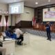 Kasat Reskrim Polres Aceh Timur Iptu Adi Wahyu Nurhidayat, S.TrK, SIK, menyampaikan materi dalam Pelatihan Coaching Clinic di Aula Bhara Daksa Polres Aceh Timur di Peudawa, Selasa (27/8). Waspada/Muhammad Ishak