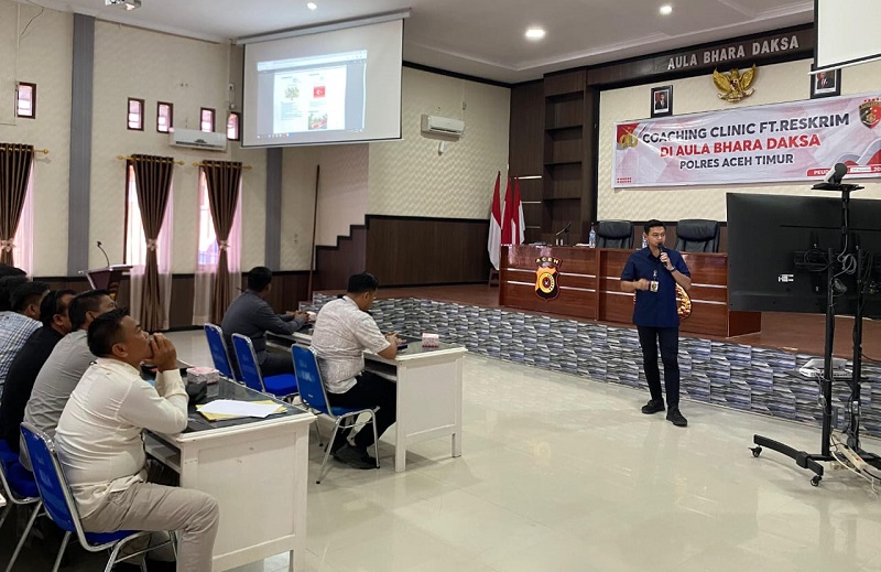 Kasat Reskrim Polres Aceh Timur Iptu Adi Wahyu Nurhidayat, S.TrK, SIK, menyampaikan materi dalam Pelatihan Coaching Clinic di Aula Bhara Daksa Polres Aceh Timur di Peudawa, Selasa (27/8). Waspada/Muhammad Ishak