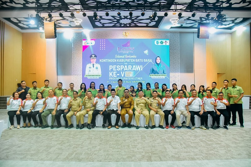   Pj Bupati Batubara, Heri Wahyudi saat pelepasan kontingen Pesparawi V tingkat Provsu.Waspada/Ist
