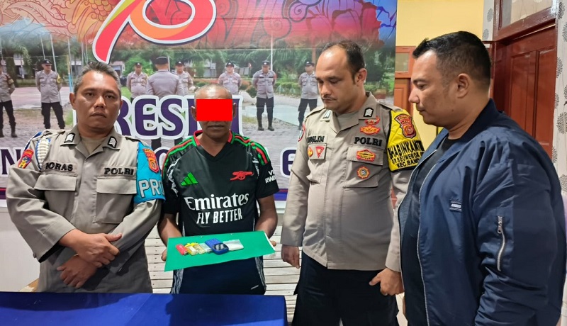 Tersangka RI diamankan di Polsek Banda Alam, Aceh Timur, Jumat (23/8) dini hari. Waspada/Muhammad Ishak