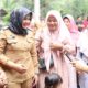 Wakil Bupati Madina, Atika Nasution saat bersama masyarakat Desa Aek Mata. (Waspada/ist)