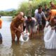General Manager Operations & Deputy Director Operations PT Agincourt Resources, Rahmat Lubis dan Kadis Perikanan Tapsel, Saiful AP Nasution, menebar bibit ikan jurung dan ikan mas di Lubuk Larangan Satahi, Sungai Garoga, Desa Batu Hula, Kecamatan Batang Toru, Tapsel, Jumat (9/8). Waspada/ist.