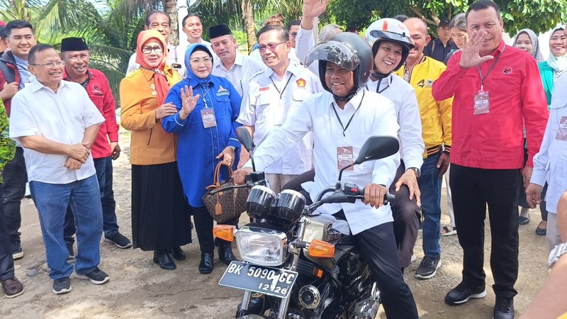 Balon Bupati dan Wabup Sergai Darma Wijaya-Adlin Tambunan naik RK-King daftar ke KPU Sergai. Waspada/Darmawan